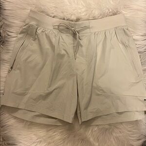 Lululemon Athletica Cream hi-lo LT/98 shorts!